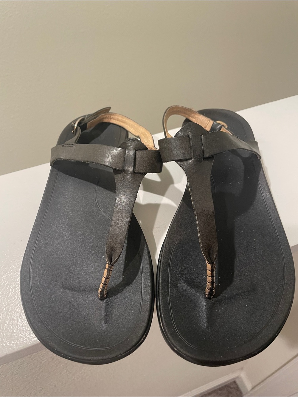 OluKai 'Ekekeu leather black slingback sandals size 9
